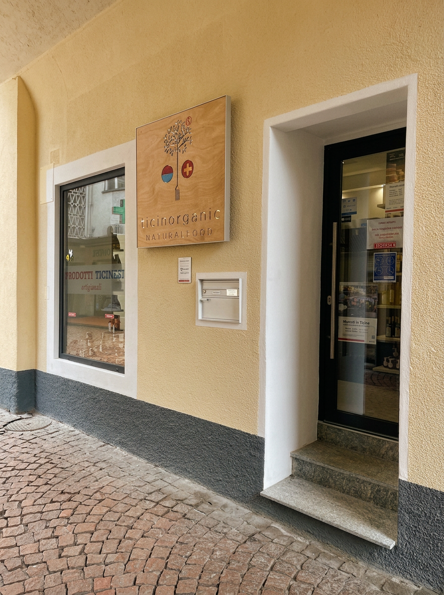 Vetrina e ingresso della bottega Ticinorganic in un borgo del Ticino